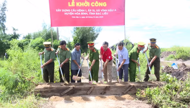 Đại diện Phòng An ninh kinh tế công an tỉnh Bạc Liêu và đại diện TNG Holdings Vietnam thực hiện nghi thức khởi công cầu dân sinh Kênh 1