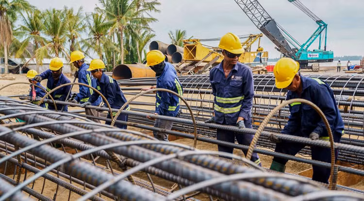 Theo quy định pháp luật đấu thầu, nhà thầu được phép đề xuất một nhân sự cùng lúc tham dự hoặc thực hiện nhiều gói thầu. Ảnh minh họa