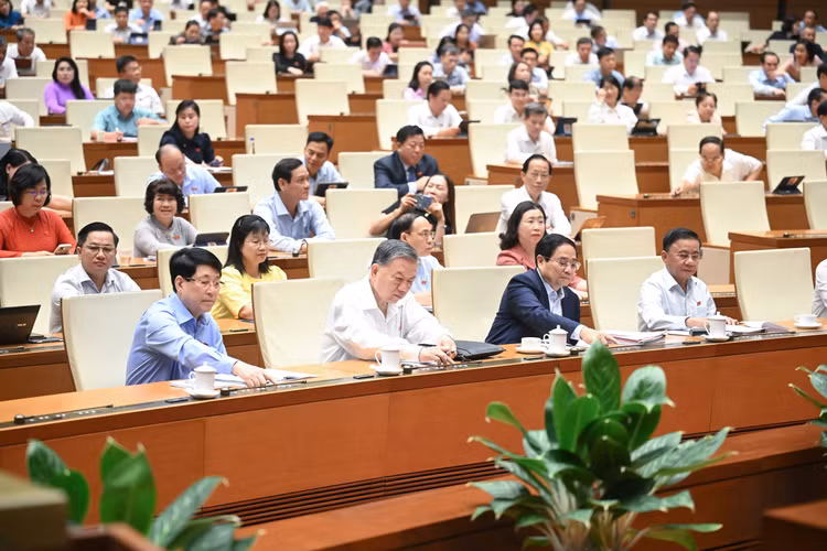 Các đại biểu bấm nút thông qua Nghị quyết của Quốc hội sửa đổi, bổ sung một số điều của Hiến pháp năm 2013 