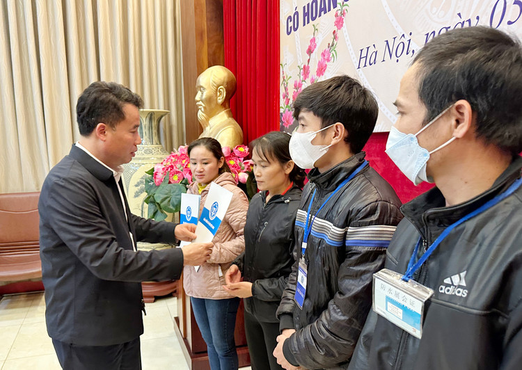 Tổng Giám đốc Bảo hiểm xã hội Việt Nam Nguyễn Thế Mạnh trao quà cho đại diện gia đình bệnh nhân BHYT có hoàn cảnh khó khăn đang điều trị tại bệnh viện