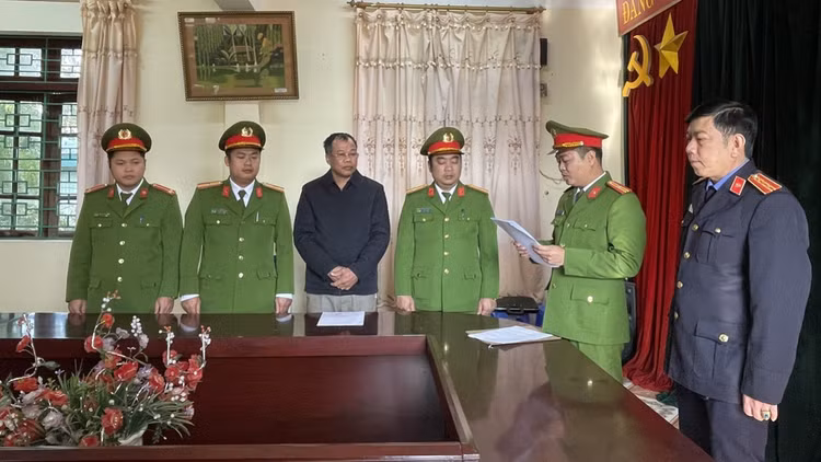 Cơ quan chức năng đọc lệnh bắt tạm giam đối tượng Nguyễn Văn Vấn (thứ 3 từ trái sang)