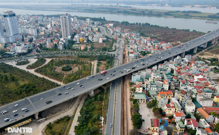 Thay bờ đê đất bằng tường chắn, đường Âu Cơ được mở rộng từ 2 lên 4 làn xe