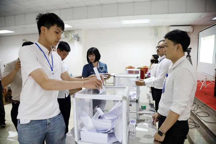 Khách hàng tham gia bỏ phiếu đấu giá. Ảnh: Trung tâm Phát triển quỹ đất huyện Mê Linh