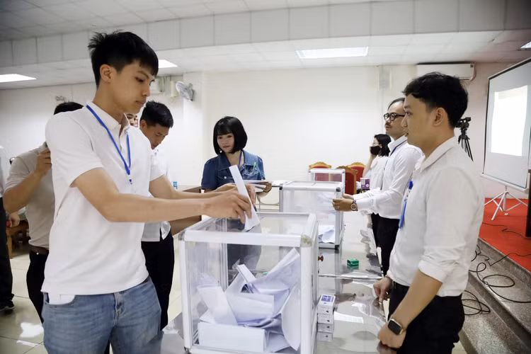 Khách hàng tham gia bỏ phiếu đấu giá. Ảnh: Trung tâm Phát triển quỹ đất huyện Mê Linh