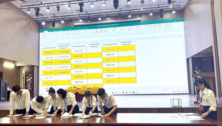 Quang cảnh phiên đấu giá. Ảnh: UBND huyện Ứng Hòa