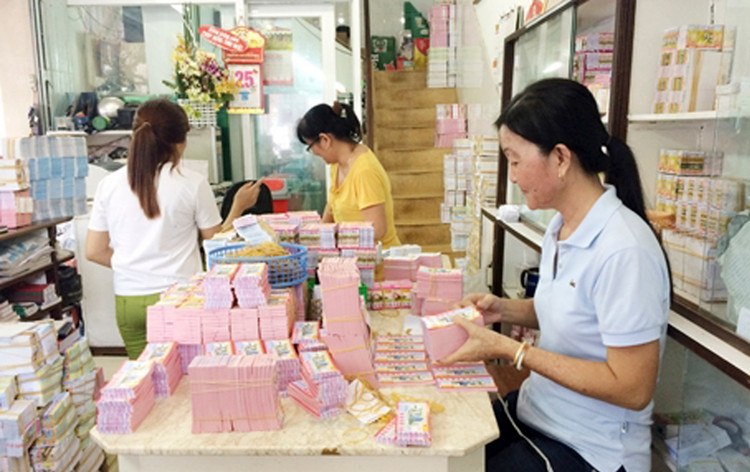 Kiểm vé số truyền thống để giao cho các đại lý cấp 2. Ảnh minh họa: Phương Liễu
