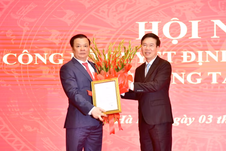 Thay mặt Bộ Chính trị, đồng chí Võ Văn Thưởng, Ủy viên Bộ Chính trị, Thường trực Ban Bí thư đã trao Quyết định cho đồng chí Đinh Tiến Dũng giữ chức Bí thư Thành ủy Hà Nội. Ảnh: VGP