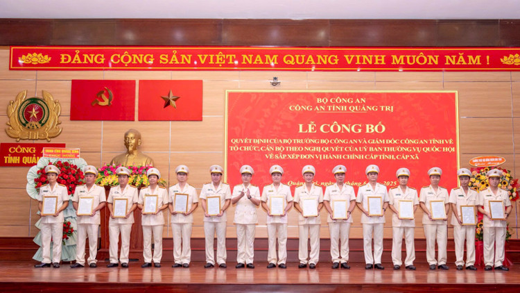 Thiếu tướng Nguyễn Thanh Liêm - Giám đốc Công an tỉnh Quảng Trị đã trao các quyết định bố trí cán bộ đối với các Trưởng phòng