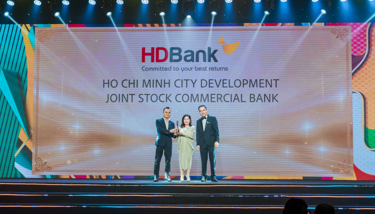Bà Nguyễn Thị Thanh Thuỷ, Phó Giám đốc Khối Nhân sự HDBank (đứng giữa), ông Ngô Hải Hà, Phó Giám đốc Khối Khách hàng Doanh nghiệp HDBank (bên trái) đại diện HDBank nhận giải