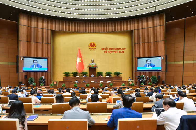 Sáng 30/10, Bộ trưởng Bộ Kế hoạch và Đầu tư Nguyễn Chí Dũng trình bày Tờ trình về Luật Quy hoạch, Luật Đầu tư, Luật PPP và Luật Đấu thầu