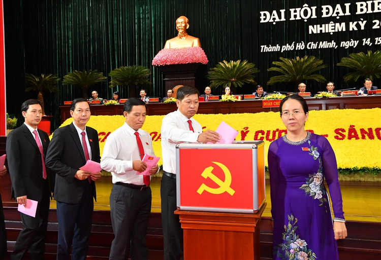 Đại biểu bỏ phiếu bầu Ban Chấp hành Đảng bộ TPHCM khóa XI, nhiệm kỳ 2020 - 2025. Ảnh: Trung tâm báo chí đại hội
