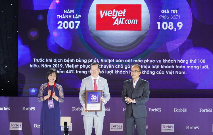 Đại diện lãnh đạo Vietjet nhận chứng nhận là một trong Top 50 Thương hiệu Việt Nam Dẫn đầu năm 2020