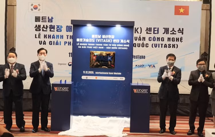 Đại diện Việt Nam, Hàn Quốc cùng kéo biển chính thức khánh thành Trung tâm VITASK.