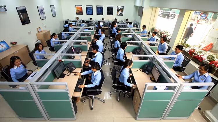 Sau 5 năm hoạt động, TTCSKH Điện lực miền Nam trở thành kênh tiếp nhận thông tin quan trọng, giúp cải thiện chất lượng dịch vụ của Tổng công ty Điện lực Miền Nam. Ảnh: Đ.H