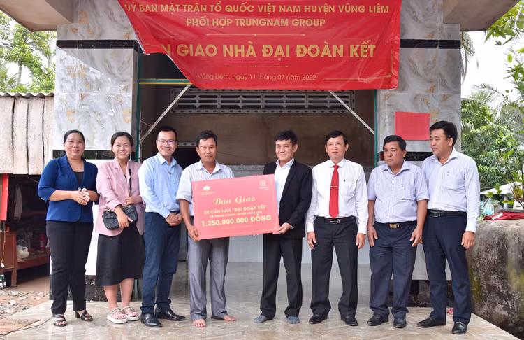 Đại diện Trung Nam Group bàn giao nhà cho người dân