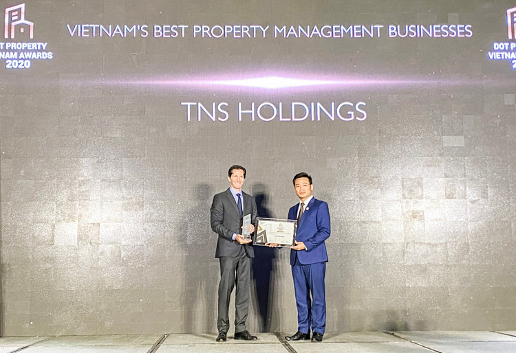 Ông Nguyễn Việt
Sơn, Tổng Giám đốc TNS Holdings nhận giải thưởng 