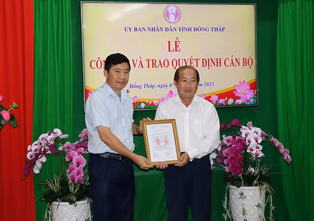 Chủ tịch UBND tỉnh Đồng Tháp Phạm Thiện Nghĩa (bên trái) trao quyết định bổ nhiệm chức Giám đốc Sở Y tế cho ông Đoàn Tấn Bửu