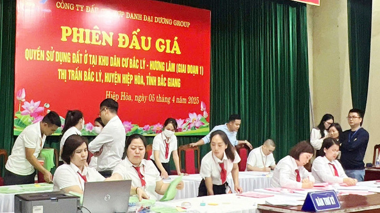 Phiên đấu giá quyền sử dụng đất tại thị trấn Bắc Lý, huyện Hiệp Hòa (tỉnh Bắc Giang)