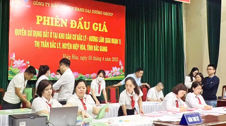 Phiên đấu giá quyền sử dụng đất tại thị trấn Bắc Lý, huyện Hiệp Hòa (tỉnh Bắc Giang)