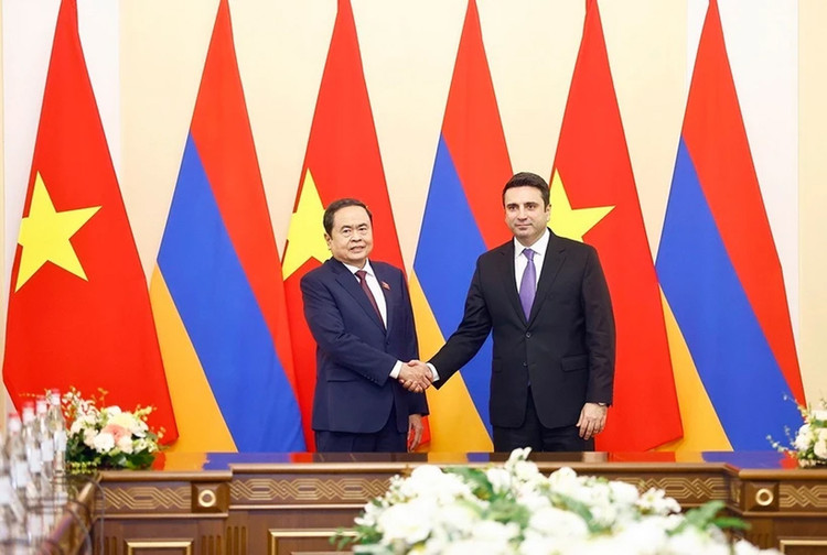 Chủ tịch Quốc hội Trần Thanh Mẫn và Chủ tịch Quốc hội Armenia Alen Simonyan chụp ảnh chung. Ảnh: TTXVN