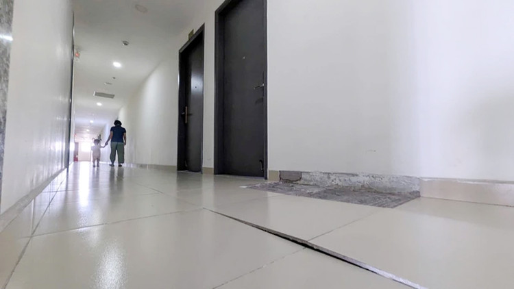 Nhiều khu vực hành lang chung cư Diamond Riverside (Quận 8) bị bong tróc, phồng gạch sau dư chấn động đất. 