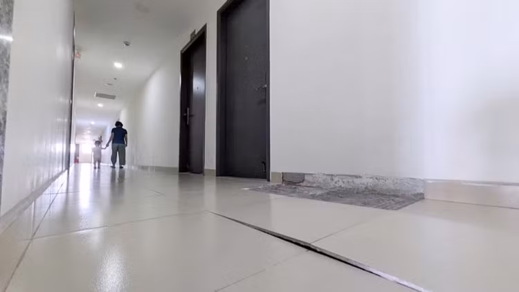 Nhiều khu vực hành lang chung cư Diamond Riverside (Quận 8) bị bong tróc, phồng gạch sau dư chấn động đất. 