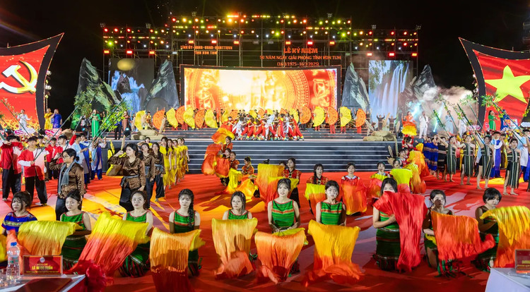 HSMT Gói thầu Mua sắm hàng hóa, dịch vụ phục vụ công tác lễ tân, khánh tiết, tuyên truyền tổ chức Lễ kỷ niệm 50 năm ngày giải phóng tỉnh Kon Tum yêu cầu đến 4 vị trí nhân sự chủ chốt có bằng đại học