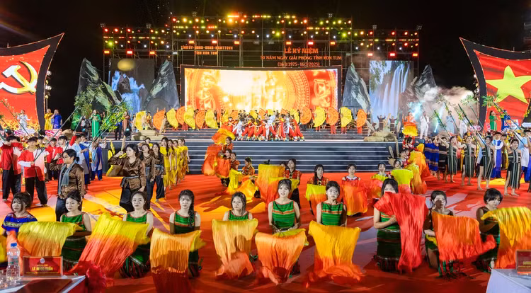 HSMT Gói thầu Mua sắm hàng hóa, dịch vụ phục vụ công tác lễ tân, khánh tiết, tuyên truyền tổ chức Lễ kỷ niệm 50 năm ngày giải phóng tỉnh Kon Tum yêu cầu đến 4 vị trí nhân sự chủ chốt có bằng đại học