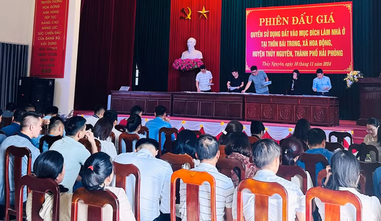 Quang cảnh buổi đấu giá 69 lô đất tại huyện Thủy Nguyên