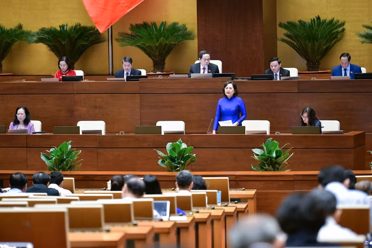 Thống đốc Ngân hàng Nhà nước Việt Nam Nguyễn Thị Hồng trả lời chất vấn.