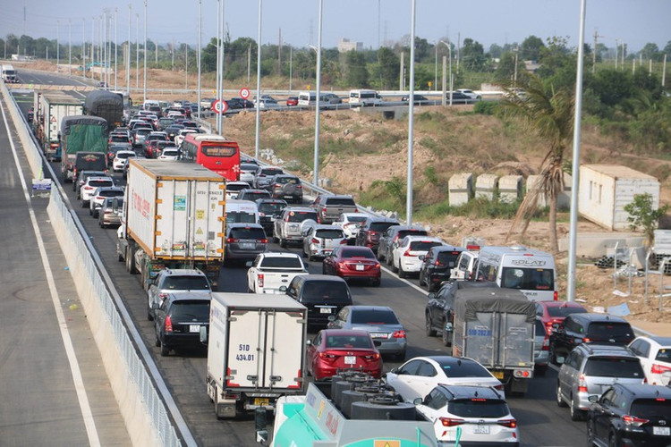 Các phương tiện giao thông bị dồn ứ cục bộ tại Km00+00 cao tốc Phan Thiết - Dầu Giây để đi vào đường dẫn ra Quốc lộ 1A