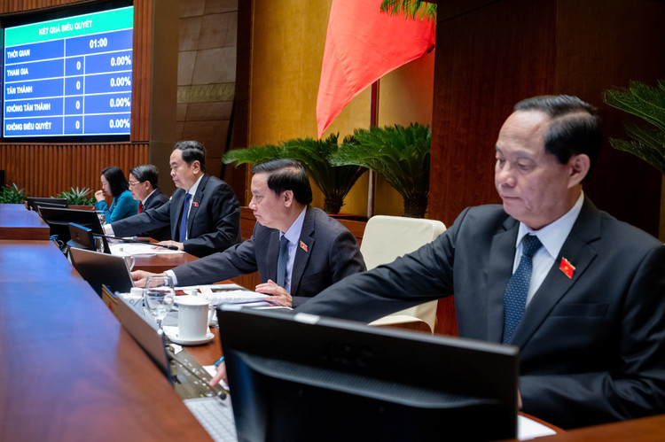 Lãnh đạo Quốc hội bấm nút biểu quyết thông qua dự án luật