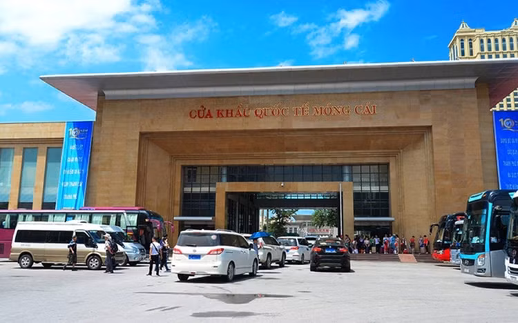 Tính từ đầu năm tới nay, kim ngạch xuất nhập khẩu qua Cửa khẩu quốc tế Móng Cái đạt khoảng 1,7 tỷ USD 