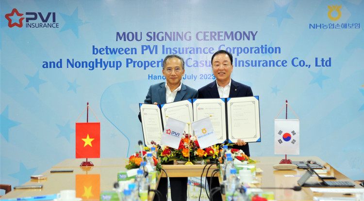 Ông Dương Thanh Francois - Chủ tịch HĐTV Bảo hiểm PVI và ông Choi Mun Seob - Tổng Giám đốc Bảo hiểm NH P&C ký kết hợp tác.