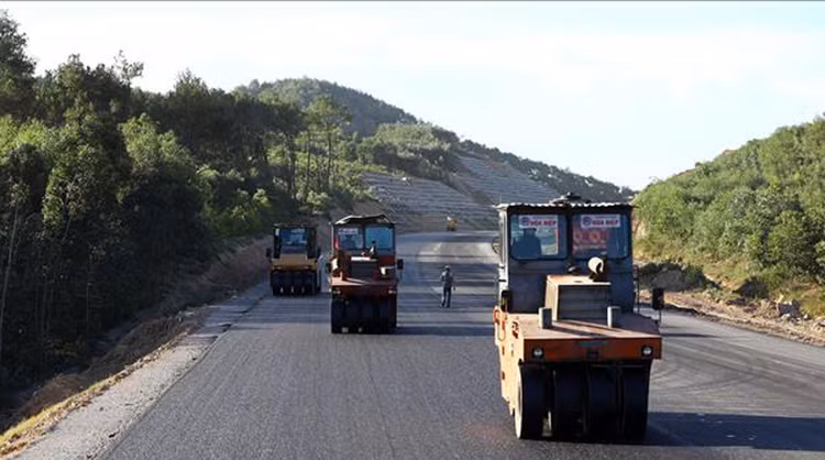 Các nhà thầu trên tuyến cao tốc Nghi Sơn – Diễn Châu đang huy động tối đa máy móc thiết bị, nhân lực thi công để đảm bảo tiến độ cán đích. Ảnh Huy Hùng