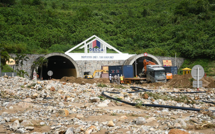 Lũ quét cuốn theo đất, đá tràn xuống cửa phía Nam hầm Hải Vân (TP Đà Nẵng) khiến giao thông tắc nghẽn. Ảnh: Internet