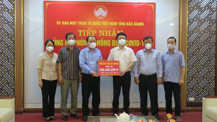  Lãnh đạo tỉnh Bắc Giang tiếp nhận số tiền ủng hộ 500 triệu đồng của Tổng công ty Điện lực miền Bắc do Giám đốc Công ty Điện lực Bắc Giang nhận ủy quyền trao tặng