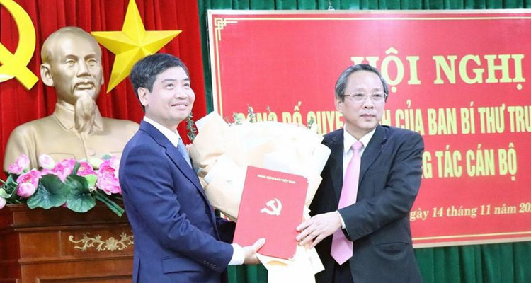 Ông Tạ Anh Tuấn (bên trái)