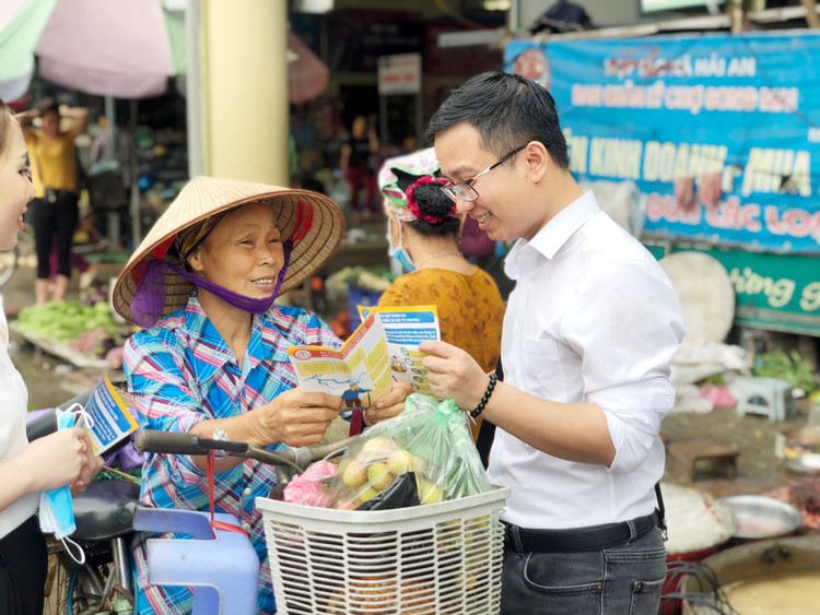 Người dân phấn khởi khi được tuyên truyền, tư vấn về chính sách BHXH