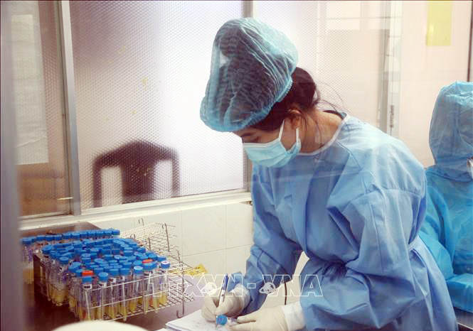 Xét nghiệm sàng lọc người mắc COVID-19. Ảnh: TTXVN