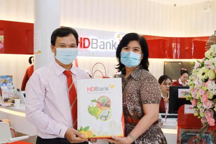 Nhiều khách hàng gửi tiết kiệm theo chương trình “Có lãi có quà, cả nhà tỷ phú” nhận được những món quà ý nghĩa từ HDBank