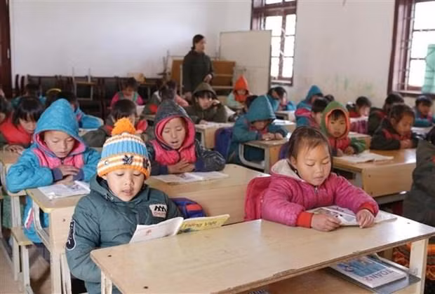 Học sinh mặc đủ ấm khi đến lớp đảm bảo sức khỏe để chống chọi với thời tiết khắc nhiệt trên cao nguyên đá Sìn Hồ tỉnh Lai Châu. Ảnh: TTXVN