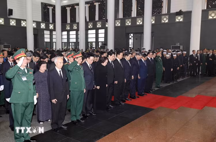 Đoàn Ban Chấp hành Trung ương Đảng Cộng sản Việt Nam do đồng chí Tô Lâm, Ủy viên Bộ Chính trị, Chủ tịch nước làm Trưởng đoàn, kính viếng Tổng Bí thư Nguyễn Phú Trọng.