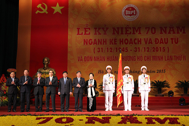 Phó Chủ tịch nước Nguyễn Thị Doan chúc mừng Lãnh đạo và cán bộ ngành Kế hoạch và Đầu tư được Đảng, Nhà nước ghi nhận những kết quả trong công tác tham mưu tổng hợp về kinh tế - xã hội, đóng góp cho sự phát triển của đất nước 5