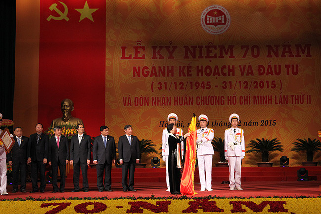 Phó Chủ tịch nước Nguyễn Thị Doan thay mặt Lãnh đạo Đảng, Nhà nước gắn Huân chương Hồ Chí Minh (lần thứ II) lên lá cờ truyền thống của ngành Kế hoạch và Đầu tư 4