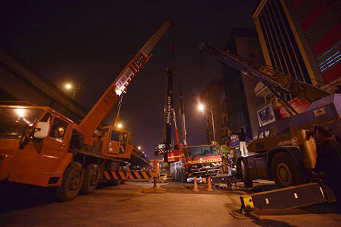 Lực lượng cứu hộ phải sử dụng tới 3 xe cần cẩu cỡ lớn khác để cứu hộ chiếc xe cẩu bị lật