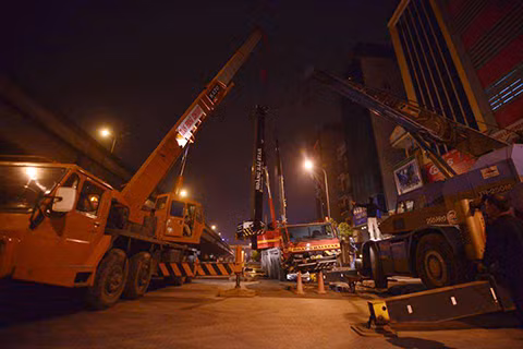 Lực lượng cứu hộ phải sử dụng tới 3 xe cần cẩu cỡ lớn khác để cứu hộ chiếc xe cẩu bị lật