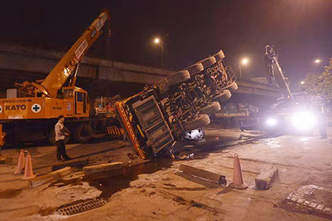 Chiếc xe cẩu cỡ lớn đổ sập chắn ngang đường Nguyễn Xiển