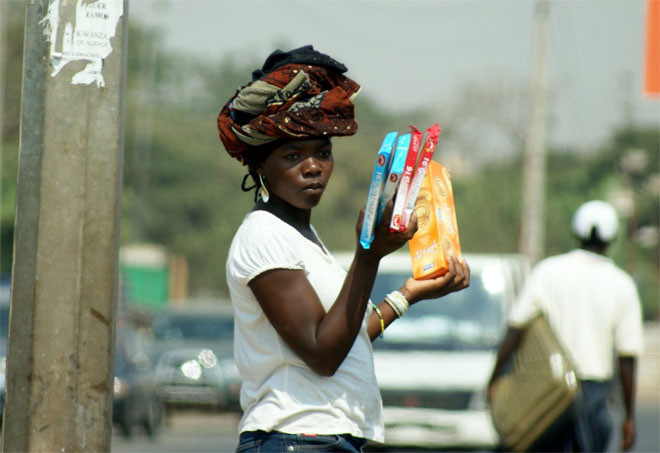 <b>6. Angola</b><br><br>Có 12,4% dân số trưởng thành của Angola tự mình làm việc cho mình. Bán hàng rong là một nghề kinh doanh phổ biến ở Angola. Tắc đường giúp họ bán được nhiều hàng hơn.