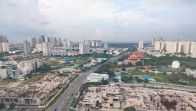 Để biến nguồn lực đất đai và vốn đầu tư bị đóng băng thành động lực tăng trưởng, Thành phố sẽ cần nhiều hơn những quyết tâm hành chính. Ảnh: Bảo An